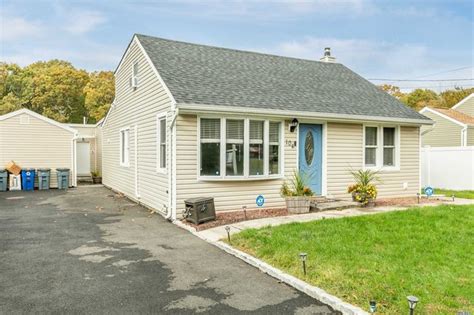 15 hedges rd, east patchogue, ny  348 Munsell Rd, East Patchogue, NY 11772